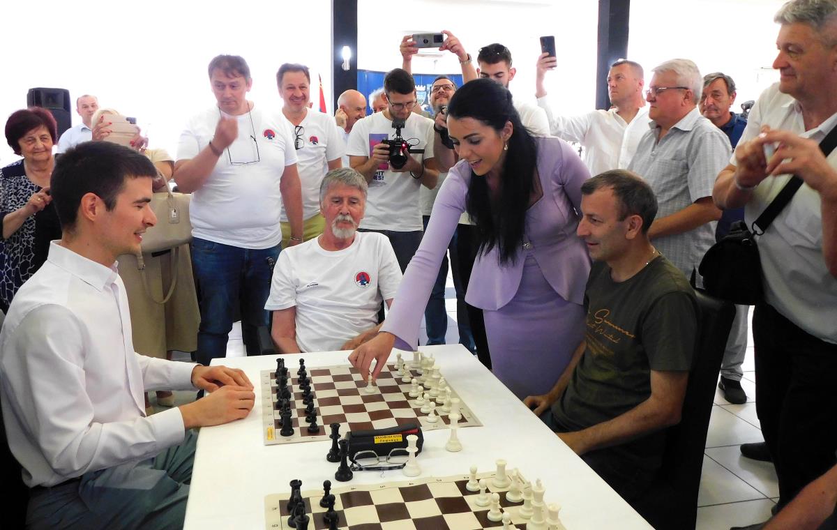 LOZNICA - Prvi potez gradonačelnice.jpg