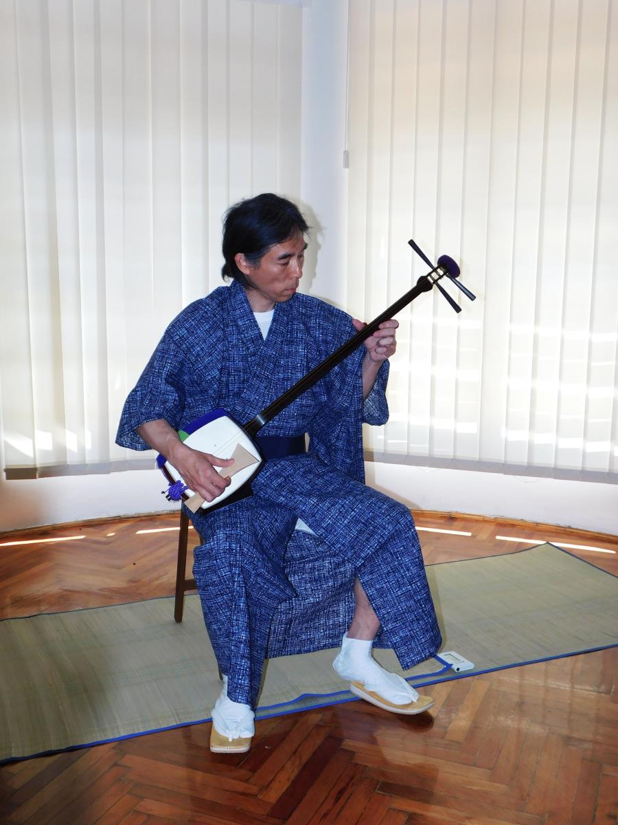 LOZNICA - Instrument sličan našim guslama.jpg