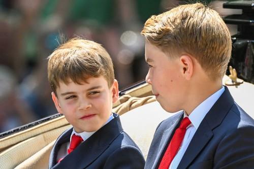 Prinčevi Džordž i Luis na paradi povodom rođendana kralja Čarlsa III