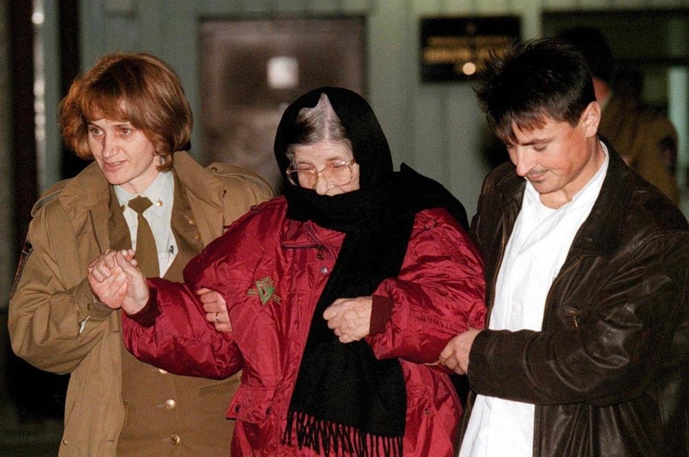 Nada Šakić posle oslobođenja napušta zagrebački zatvor 1. februara 1999. godine.