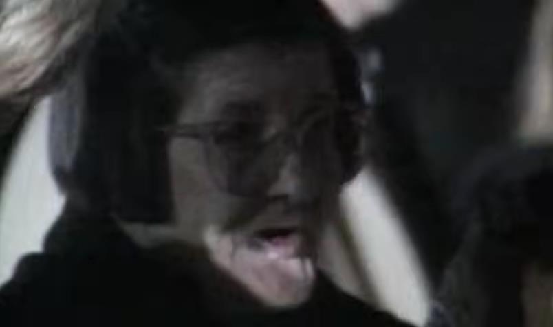 Nada Šakić prilikom izručenja Hrvatskoj na zagrebačkom aerodromu 2. novembra 1998. godine