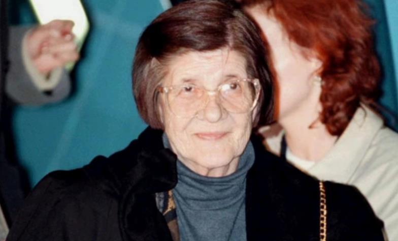 Nada Šakić prilikom izručenja Hrvatskoj na zagrebačkom aerodromu 2. novembra 1998. godine