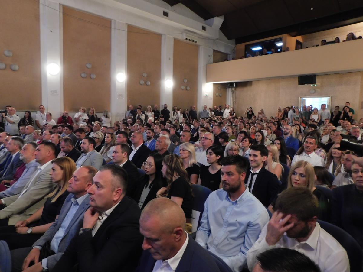 LOZNICA -Pun Vukov dom kulture.jpg