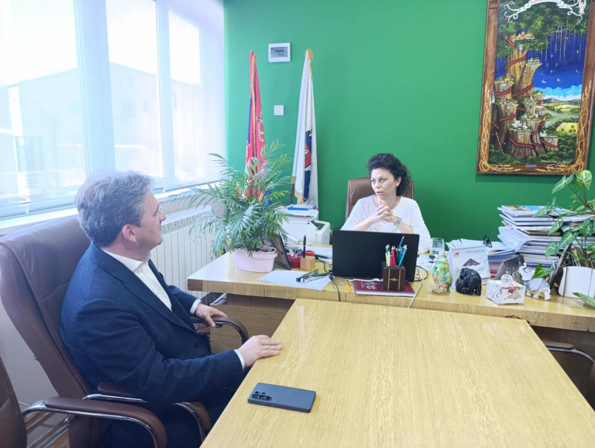 Ministar u kabinetu predsednice opštine.jpg