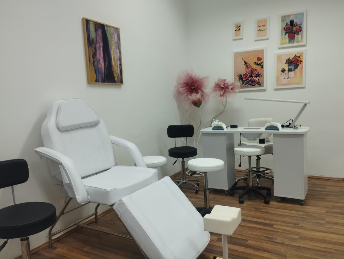 FOTO UIKS, salon za obuku za poslove manikira i pedikira u VP Domu u Kruševcu.jpg