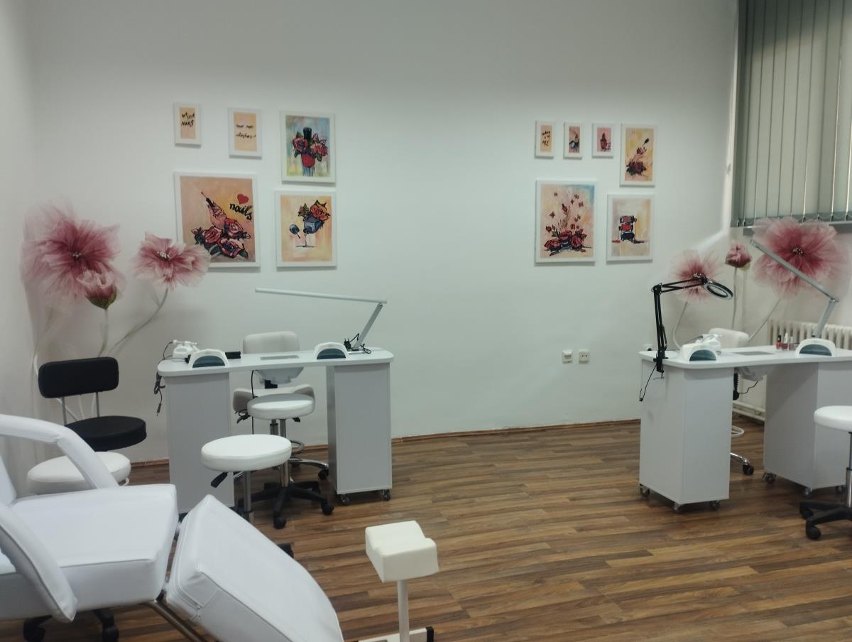 FOTO UIKS, salon za obuku za poslove manikira i pedikira u VP Domu u Kruševcu 2.jpg
