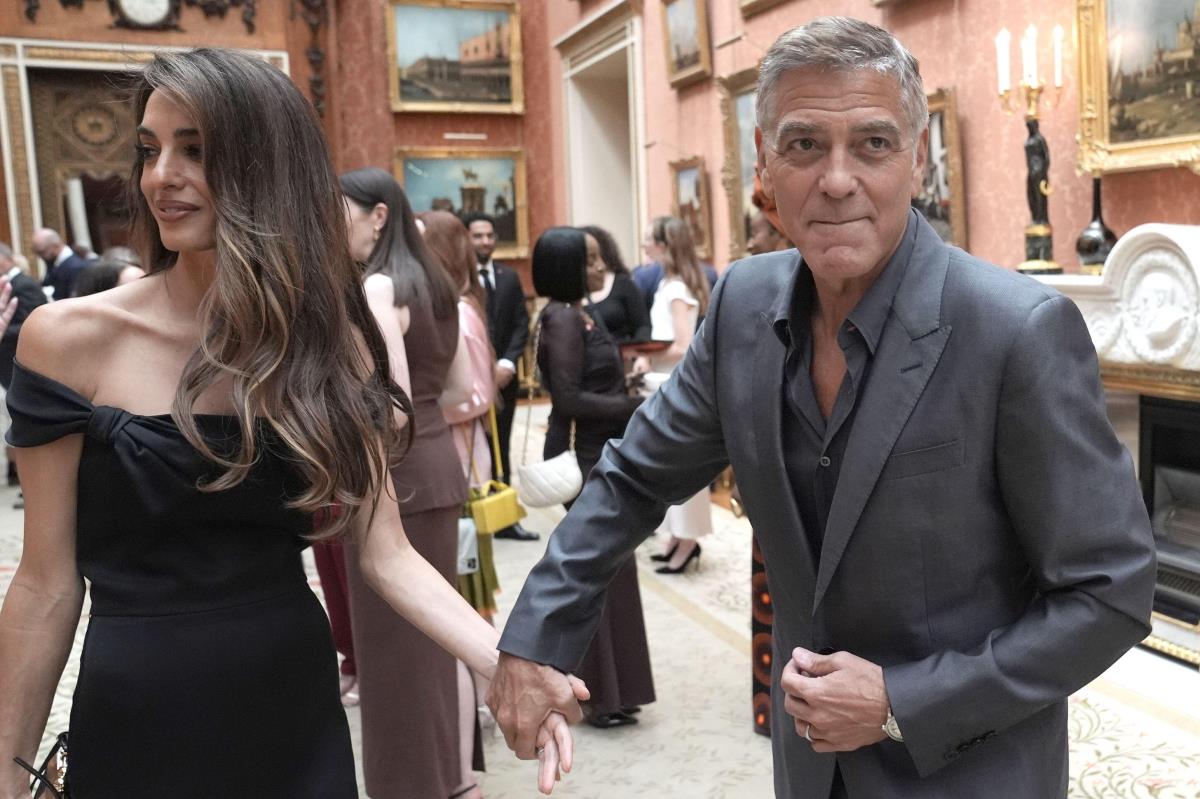 Džordž Kluni i Amal Kluni se drže za ruke