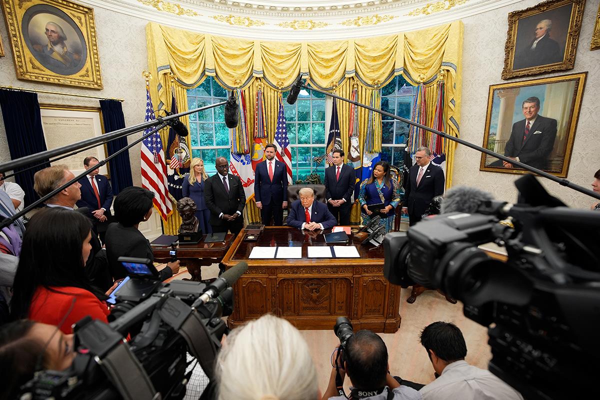 x04 EPA Yuri Gripas  Pool.jpg