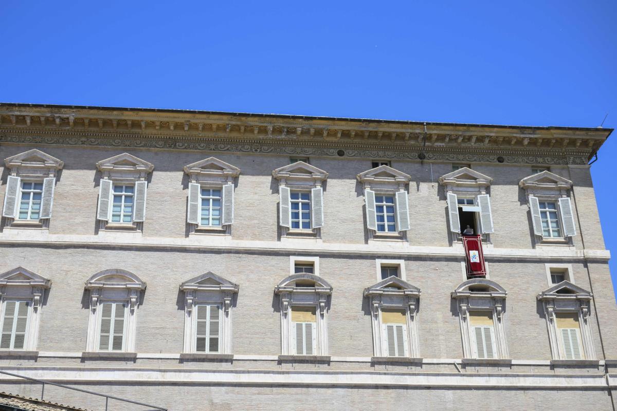 105 EPA Vatican Media Handout.jpg