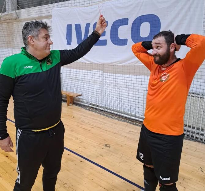 Damir Radović mi daje crveni karton FOTO Privatna arhiva.png