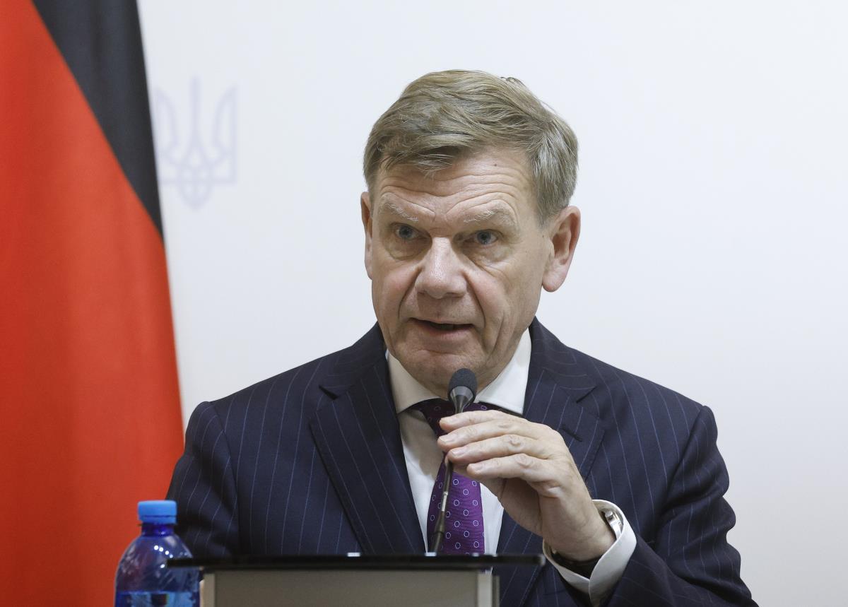 Nemački ministar spoljnih poslova Johan Vadeful pored nemačke zastave