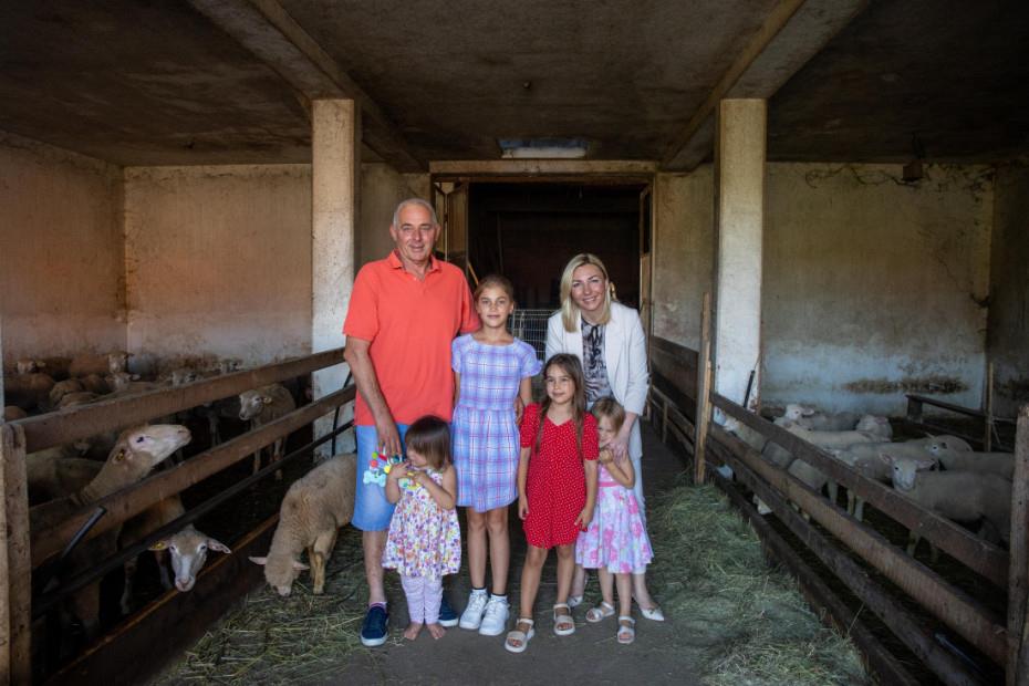 Porodica Stanić iz Stapara ima 11 dece.jpg