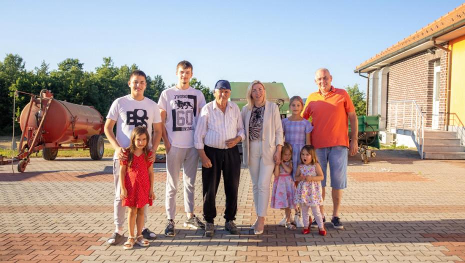 Porodica Stanić iz Stapara ima 11 dece.jpg