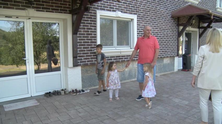 Porodica Stanić iz Stapara ima 11 dece.jpg