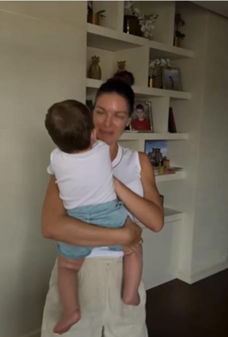 Sanja Kužet grli i ljubi sina koji proslavlja prvi rođendan