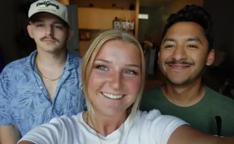 Meghan Majer sa sadašnjim i bivšim mužem u dnevnoj sobi