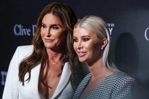 Kejtlin Džener i Sofija Hačins na svečanosti