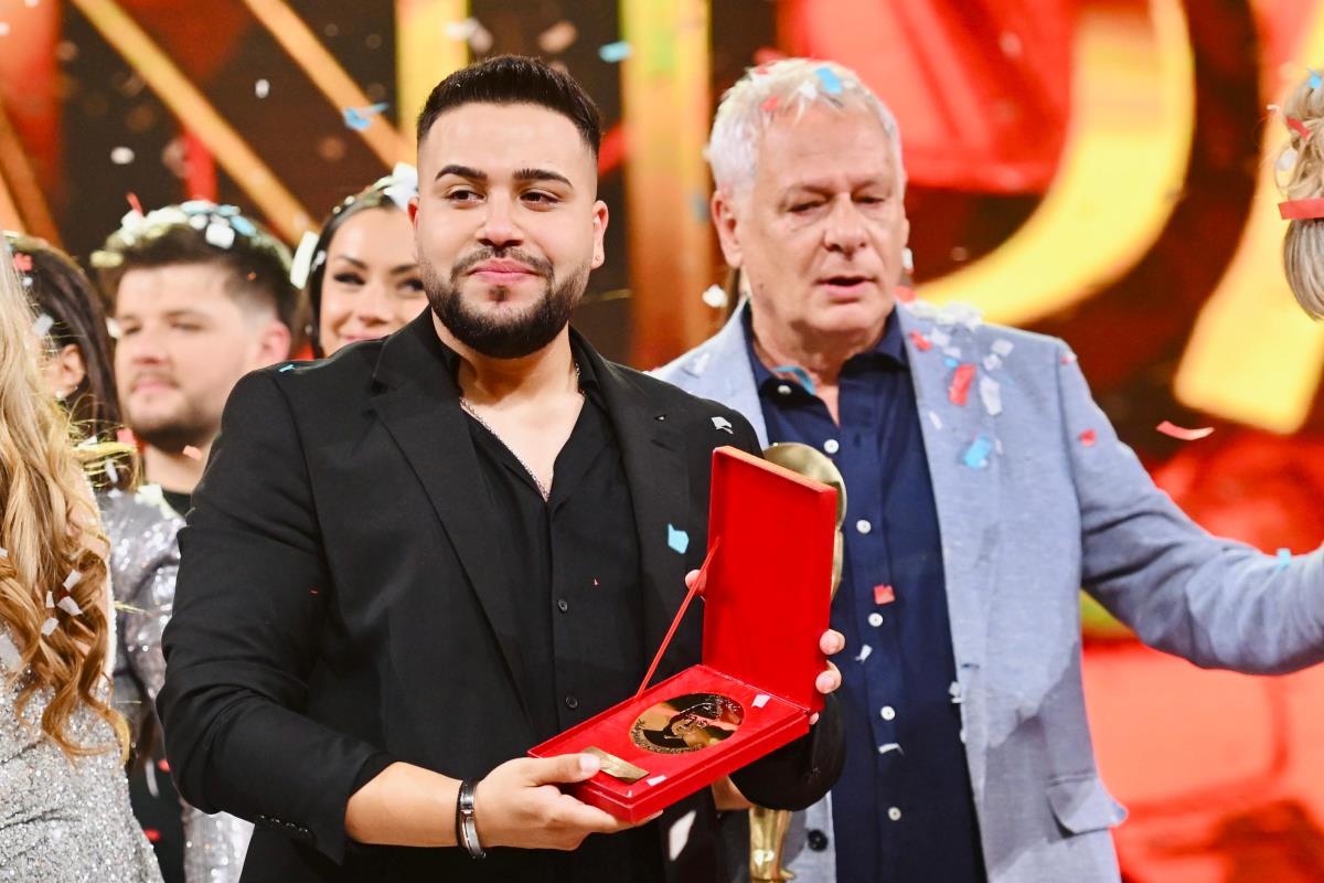 Nikola Stanišić je dobio plakatu sa imenom i likom Saše Popovića