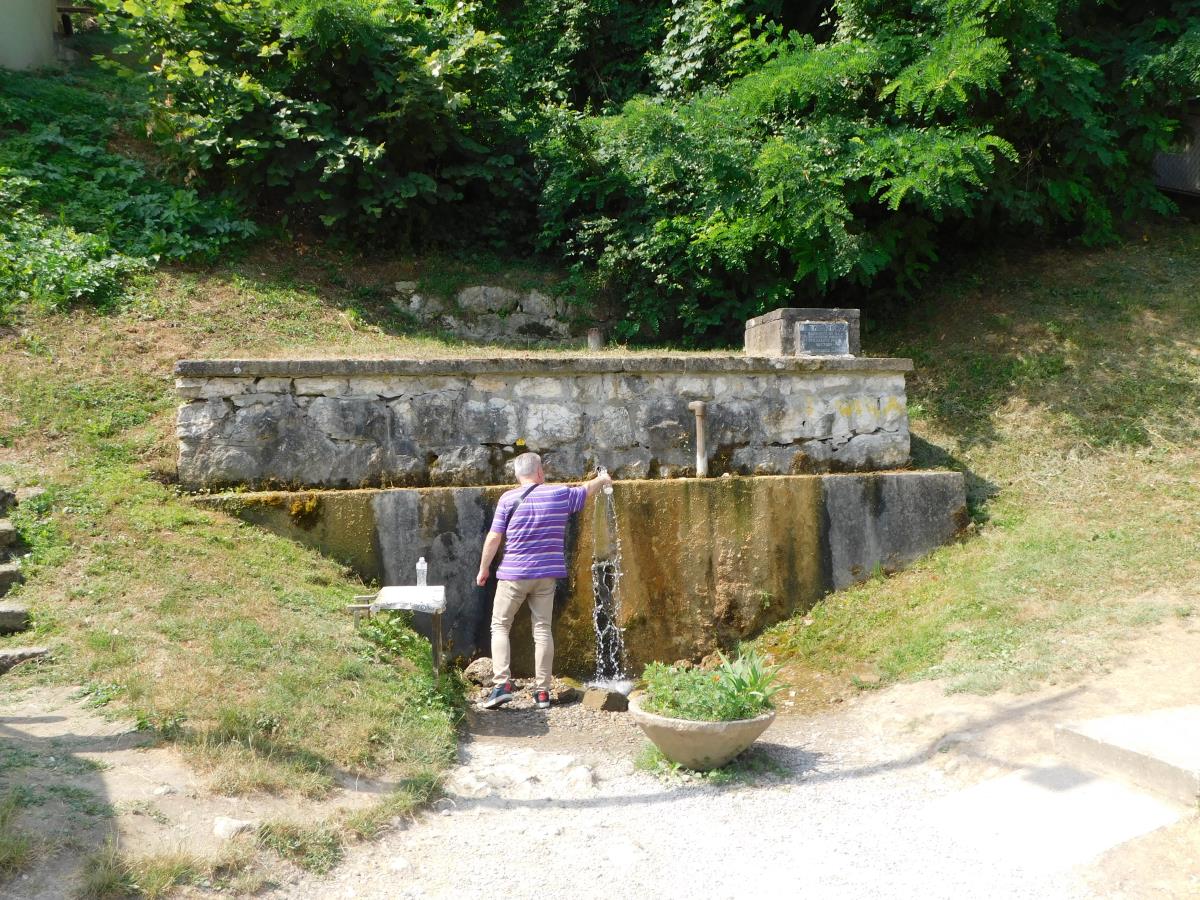BANJA KOVILJAČA - Mnogi piju vodu sa Ilidže.JPG
