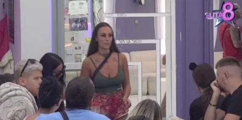 "NENADOV OTAC JE ALKOHOLIČAR" Rat snajke i svekra se nastavlja: Teodora Delić besna na Bebičinog tatu: Njegovi roditelji su me vređali  i ponižavali