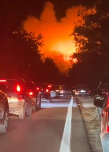 2025-07-10 07_39_41-Veliki požar na Tasosu_ Turisti beže u kolonama, evakuisan hotel - Blic — Mozill.jpg