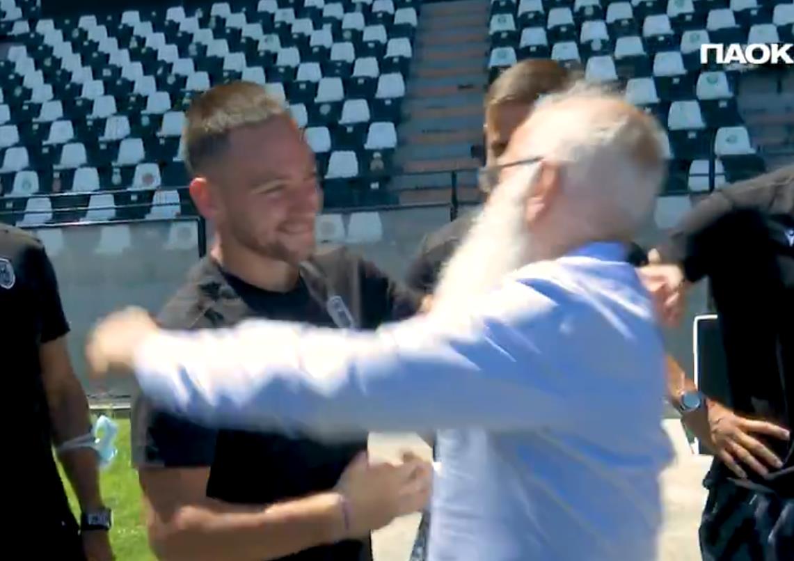 Ivan Savidis u zagrljaju sa Andrijom Živkovićem