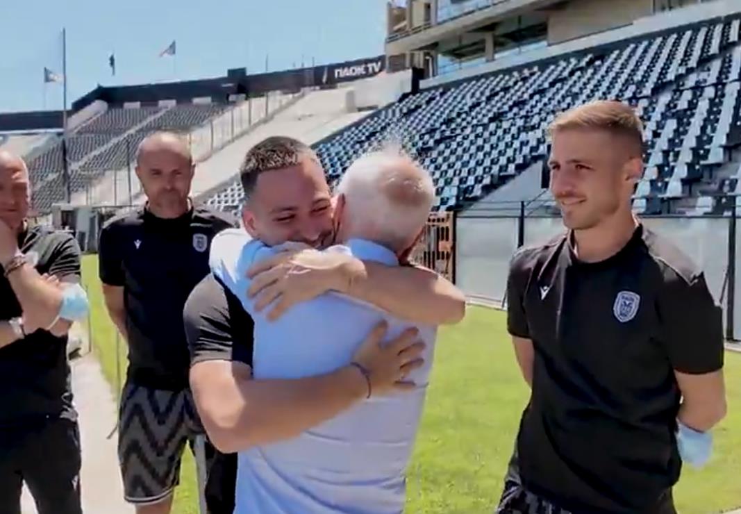 Ivan Savidis u zagrljaju sa Andrijom Živkovićem