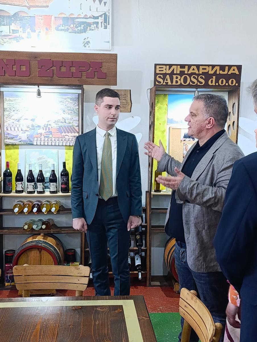 Ministar prosvete u Muzeju vinarstva i vinogradarstva.jpg