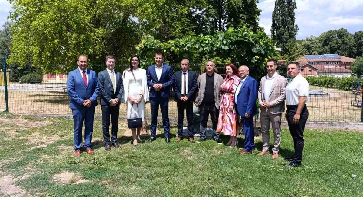 Ministar prosvete sa domaćinima u Aleksandrovcu.jpg