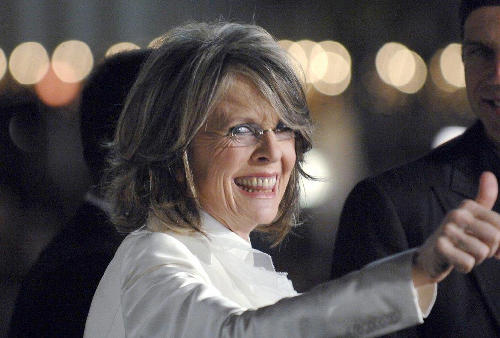 Dajana Kiton u beloj košulji podignutom palca