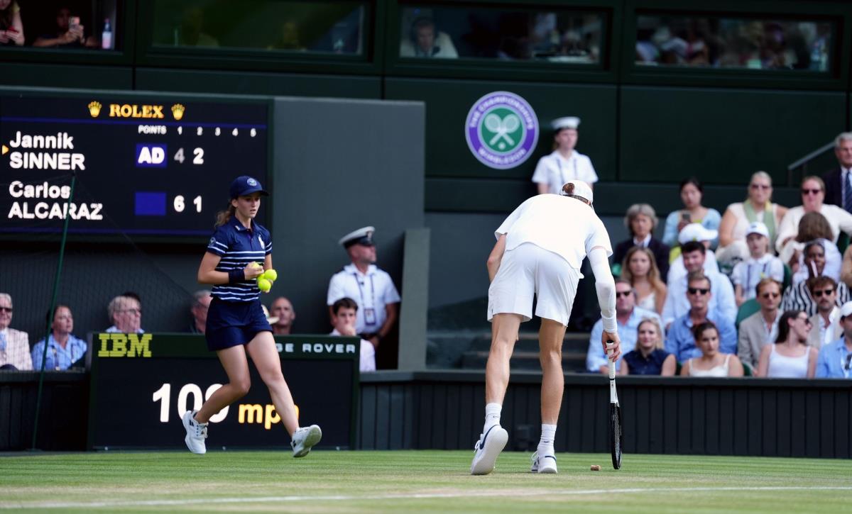 Janik Siner sklanja čep od šampanjca