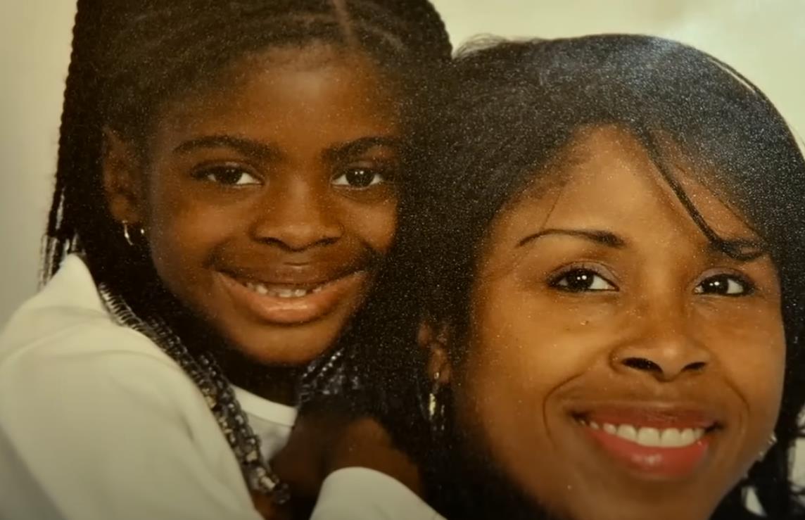 Kamija Mobli sa ženom koja ju je otela i odgajala