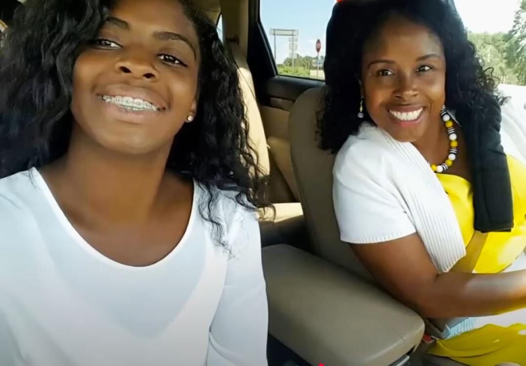 Kamija Mobli sa ženom koja ju je otela i odgajala