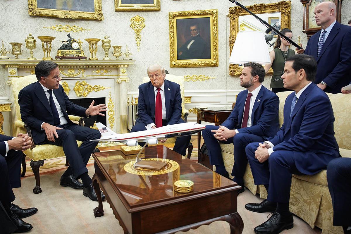 111 EPA Yuri Gripas  Pool.jpg