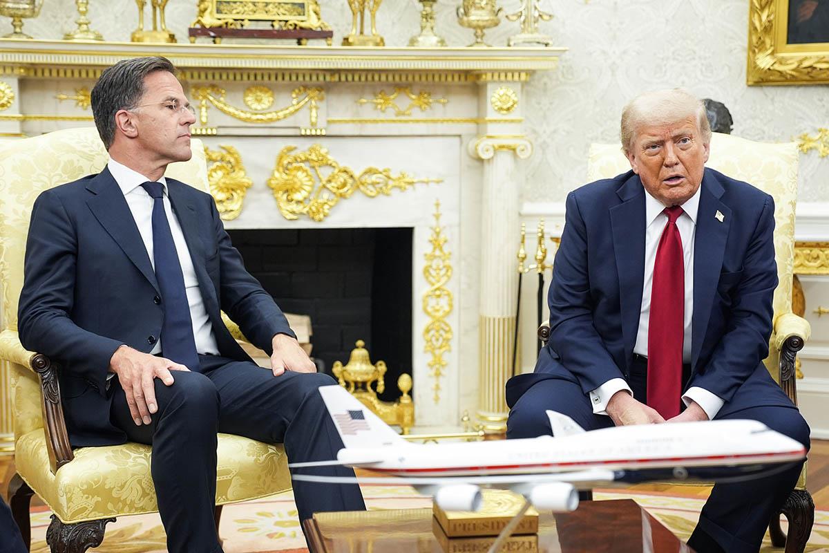 110 EPA Yuri Gripas  Pool.jpg