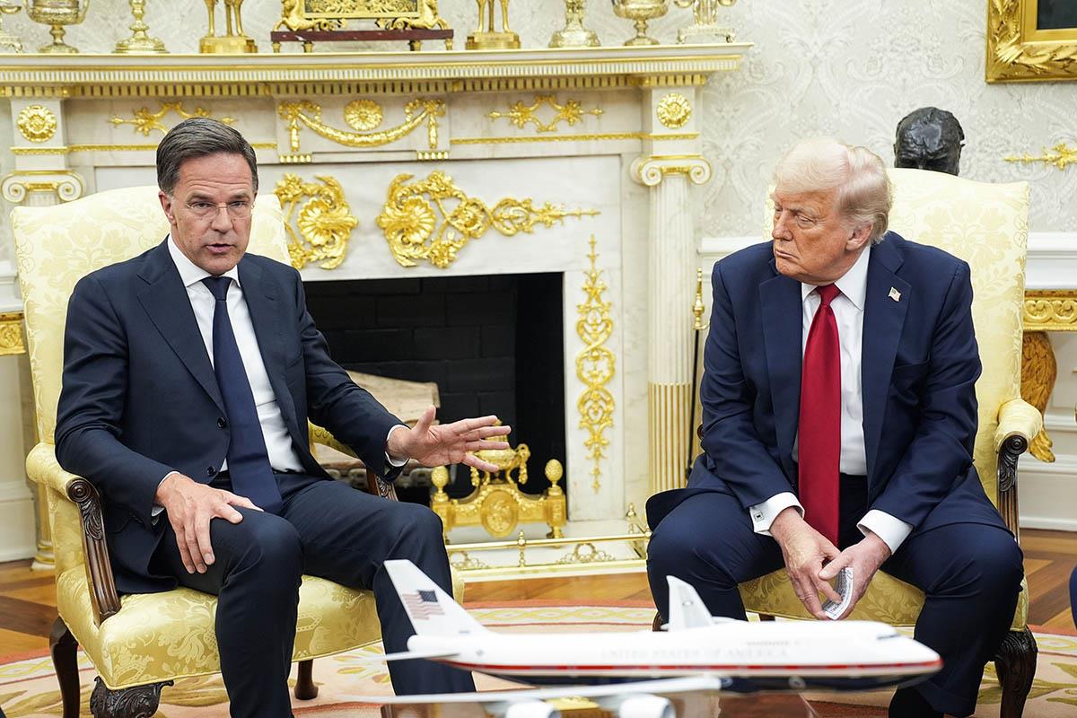 109 EPA Yuri Gripas  Pool.jpg