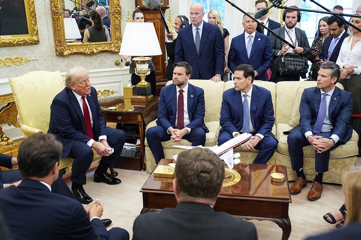 107 EPA Yuri Gripas  Pool.jpg