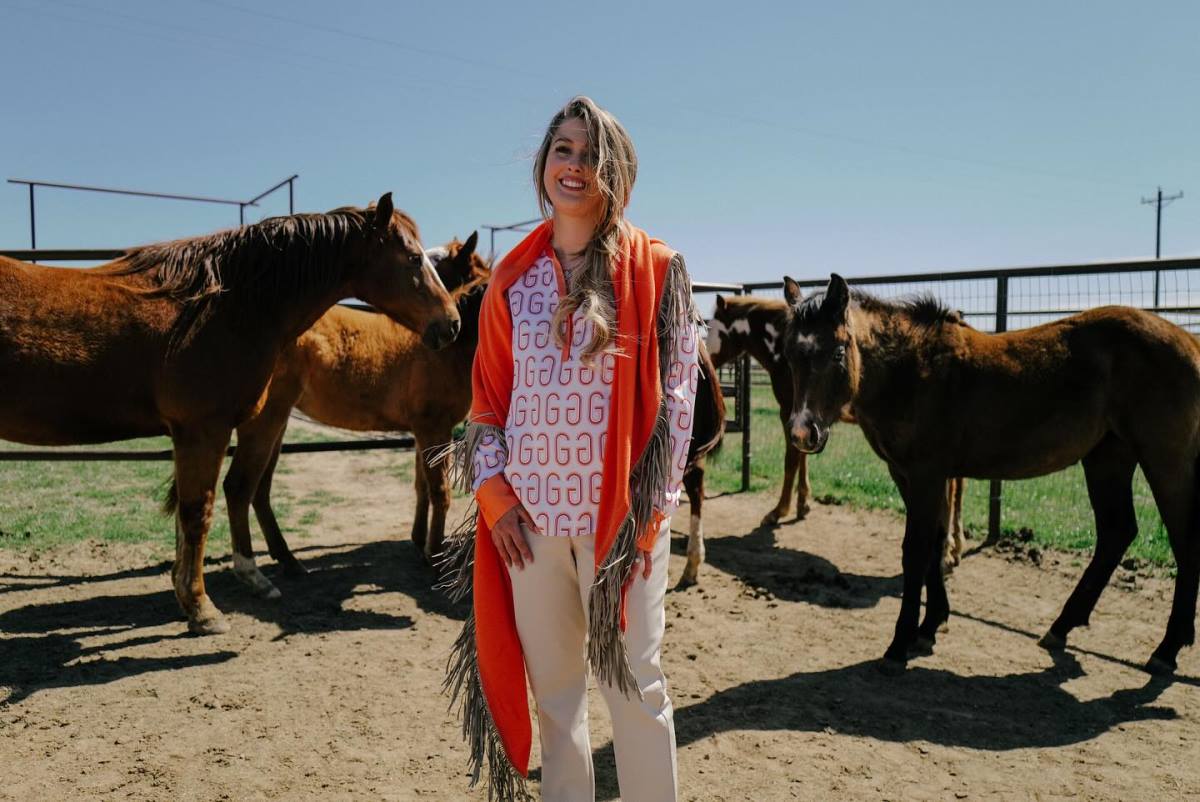 Đina Šumaher sa konjima na ergeli