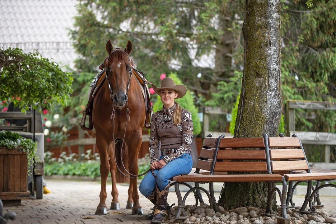 Đina Šumaher pozira sa konjem