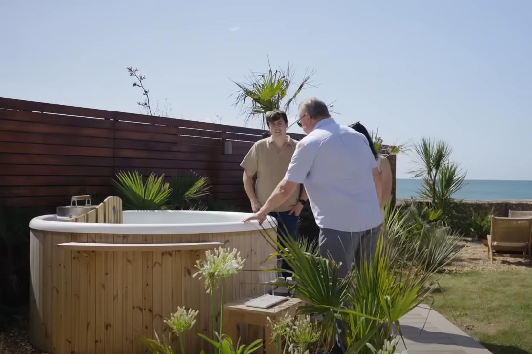 Vila ima hidromasažnu kadu, peć za picu, kućicu za čamce, a čak i tuš za pse u garaži