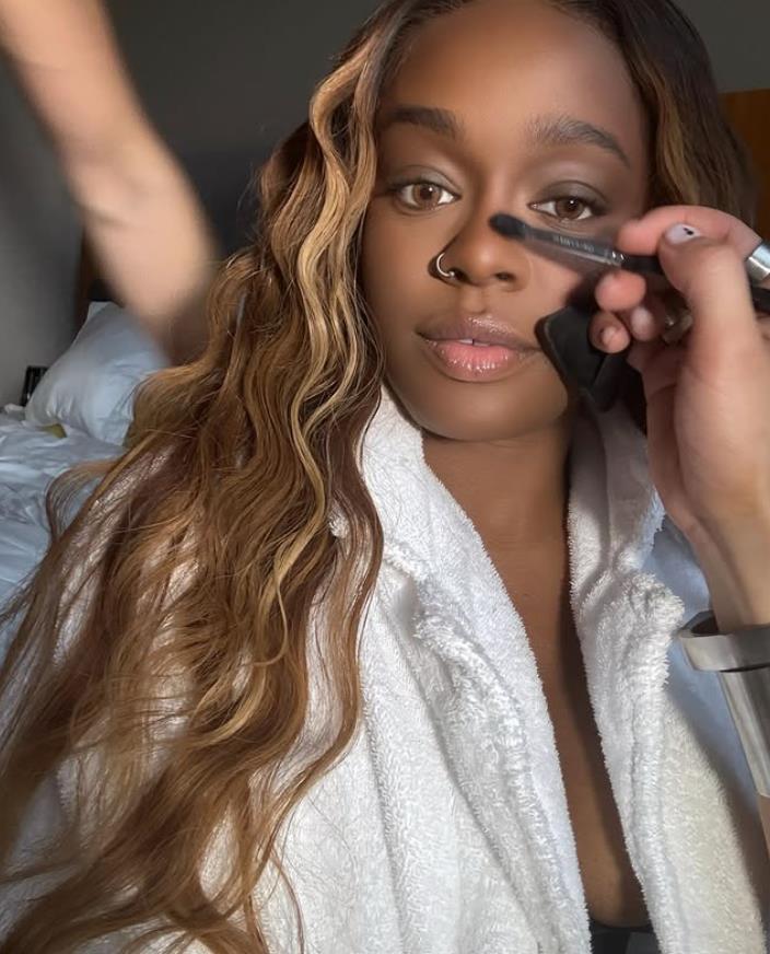 Azilija Benks se šminka