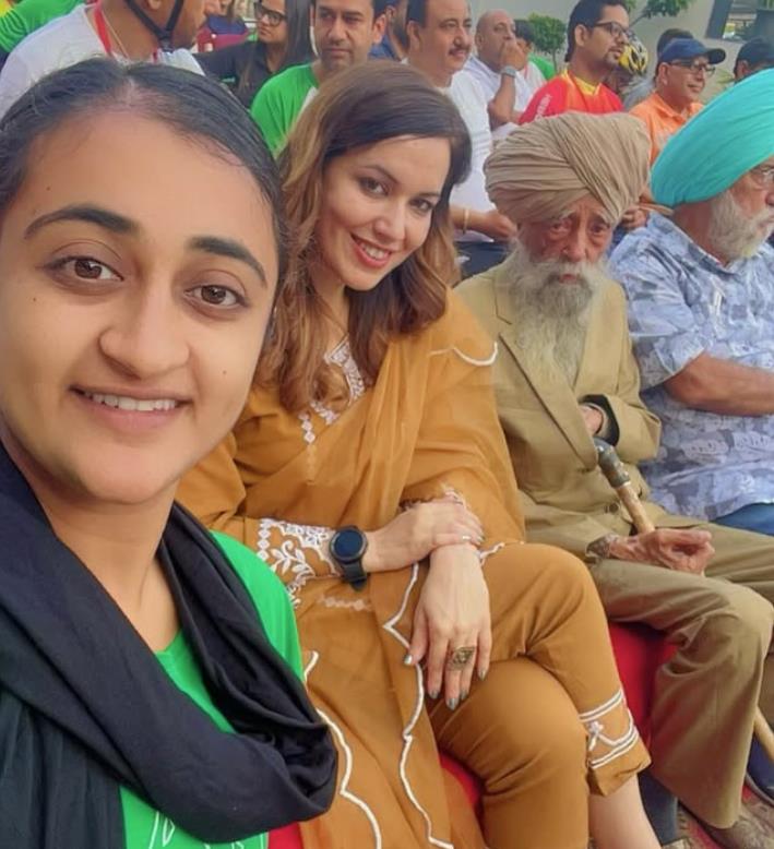 Faudža Sing sa obožavateljkama