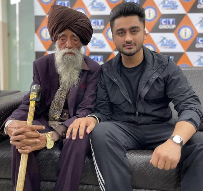 Faudža Sing sa obožavateljom