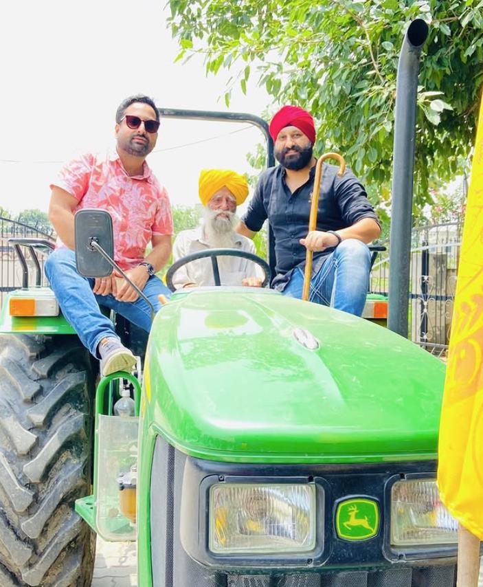 Faudža Sing sa upravljačem traktora u Indiji