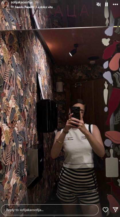 Sofija Dacić se slikala u ogledalu