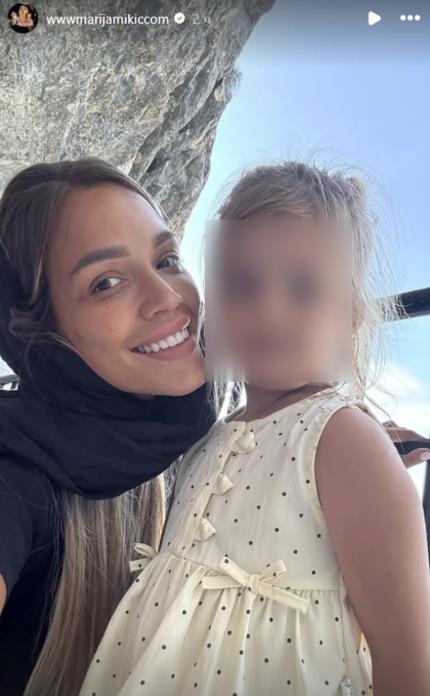 Marija Mikić sa ćerkom pod Ostrogom