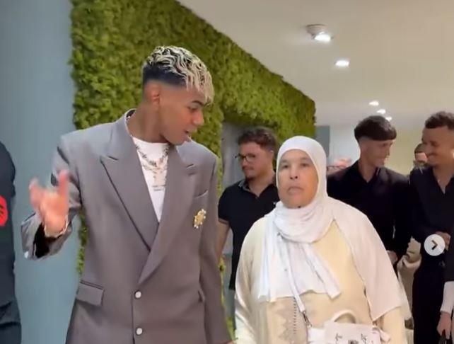 Lamin Jamal i baka na potpisivanju ugovora