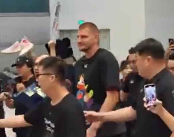 Nikola Jokić na aerodromu u Kini