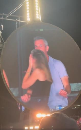 Ljubavnici uhvaćeni na koncertu 2.jpg