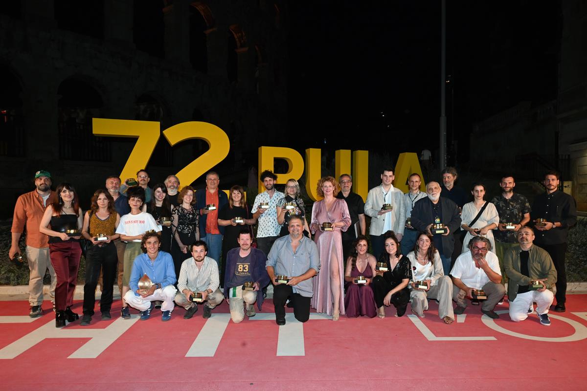 Dobitnici ispred Arene (1).jpg